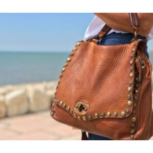 https://www.glamouraccessoriesshop.it/wp-content/uploads/2021/05/italian-genuine-leather-studded-bags-rock-hipster-luxory--300x300.jpeg