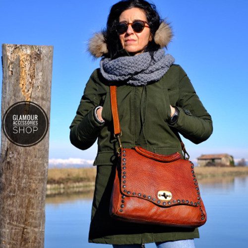 https://www.glamouraccessoriesshop.it/wp-content/uploads/2023/10/borsa-in-pelle-borchiata-a-mano.jpg