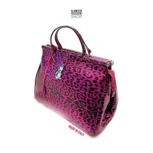 borsa bauletto a mano MADEIN ITALY vera pelle laminata glamour retro luxrory maculato fuxia https://www.glamouraccessoriesshop.it/wp-content/uploads/2024/11/borsa-bauletto-a-mano-MADEIN-ITALY-vera-pelle-laminata-glamour-retro-luxrory-maculato-fuxia-300x300.jpeg