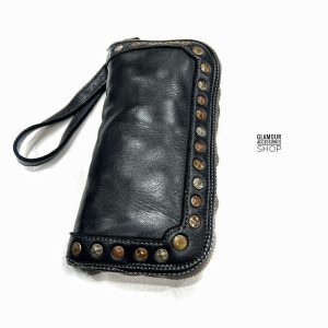 https://www.glamouraccessoriesshop.it/wp-content/uploads/2024/12/portafoglio-donna-vera-pelle-lavato-borchiato-vintage-bayside-artigianato-italiano-MADE-IN-ITALY-hipster-retro-style-nero-300x300.jpeg