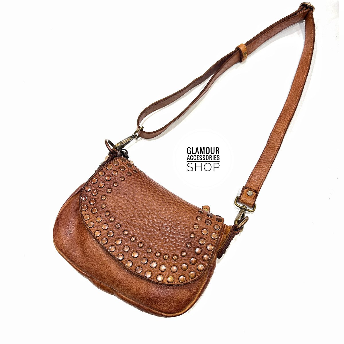 https://www.glamouraccessoriesshop.it/wp-content/uploads/2025/08/Borsa-donna-tracollina-con-patta-borchiata-vera-pelle-lavata-vintage-artigianato-italiano-MADE-IN-ITALY-RETRO-Bayside-hipaster-rock-harley-marrone.jpeg