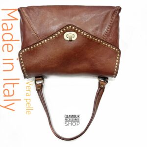 Borsa donna con patta borchiata in vera pelle Made in Italy con manico corto e tracolla regolabile marrone .