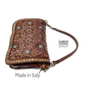 Borsa da donna con patta in vera pelle laserata e borchiata, Made in Italy, stile vintage, colore marrone.