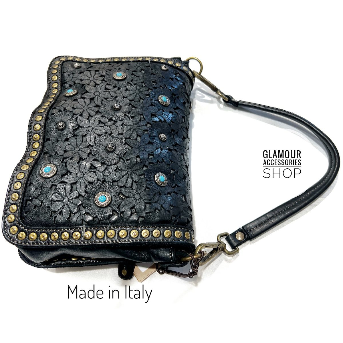Borsa da donna con patta in vera pelle laserata e borchiata, Made in Italy, stile vintage, colore nera
