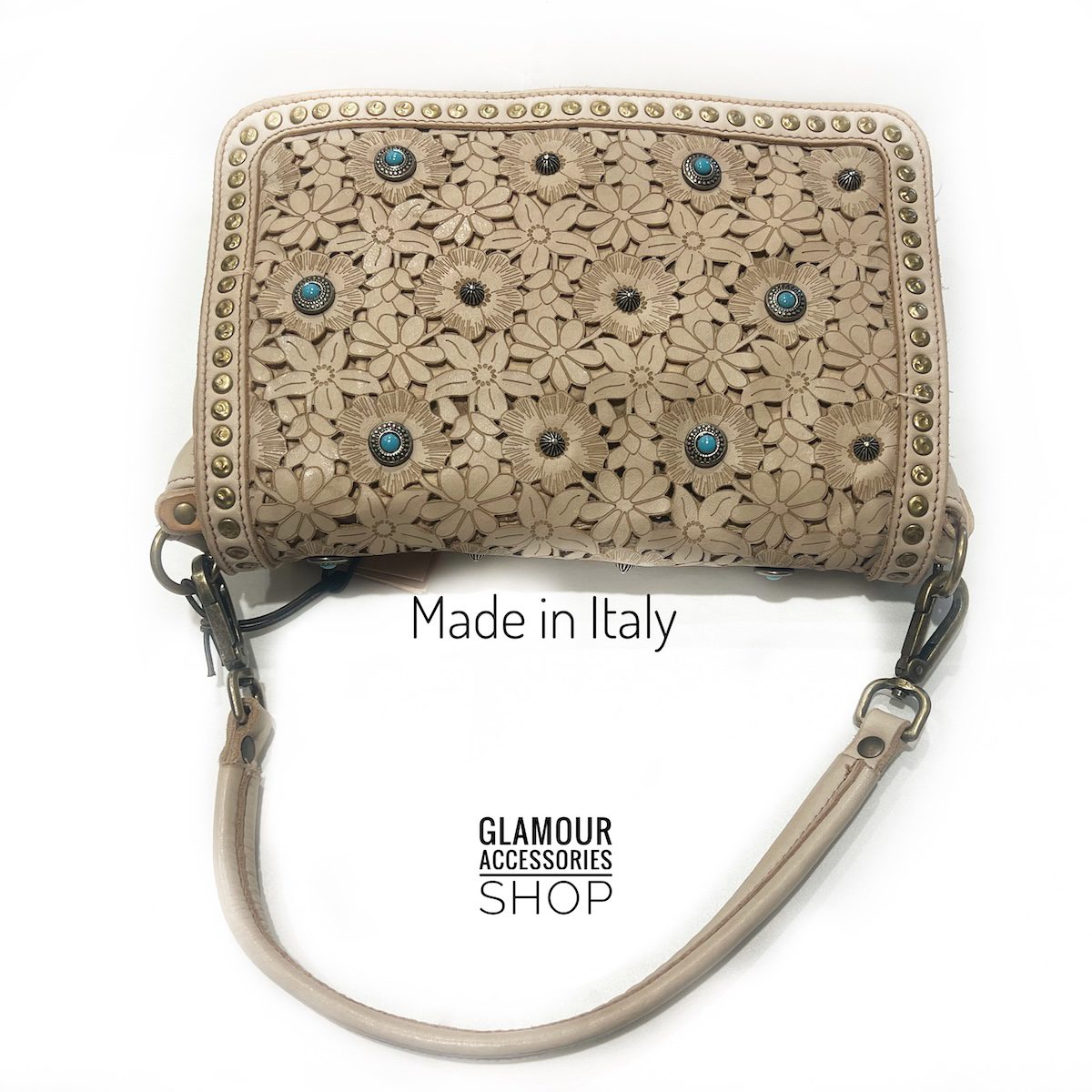 Borsa da donna con patta in vera pelle laserata e borchiata, Made in Italy, stile vintage, colore sabbia