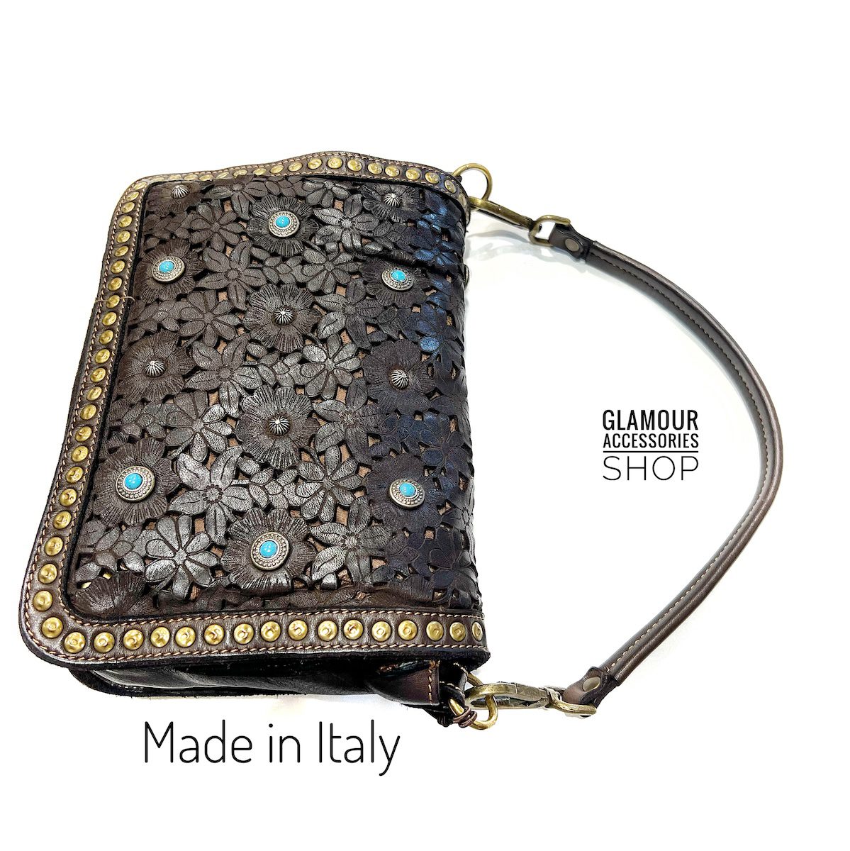 Borsa da donna con patta in vera pelle laserata e borchiata, Made in Italy, stile vintage, colore testa di moro