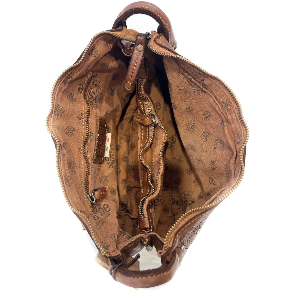 Interno borsa donna in vera pelle Made in Italy con scomparti e tasche.
