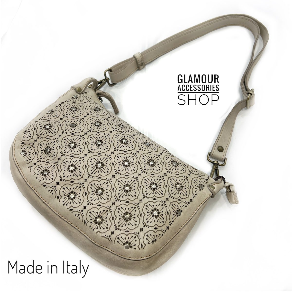 motivo mandala borchiato Made in Italy, tracolla regolabile, colore latte