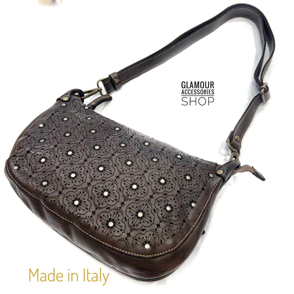 Borsa donna in vera pelle laserata con motivo mandala borchiato Made in Italy, tracolla regolabile, colorer testa moro