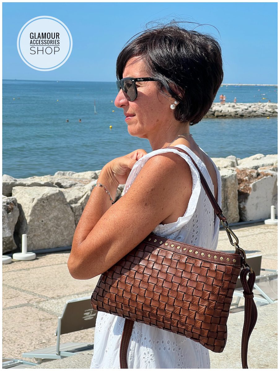 Borsa pochette donna Joan in vera pelle con intreccio largo, borchiatura, manico corto e tracolla regolabile Made in Italy.