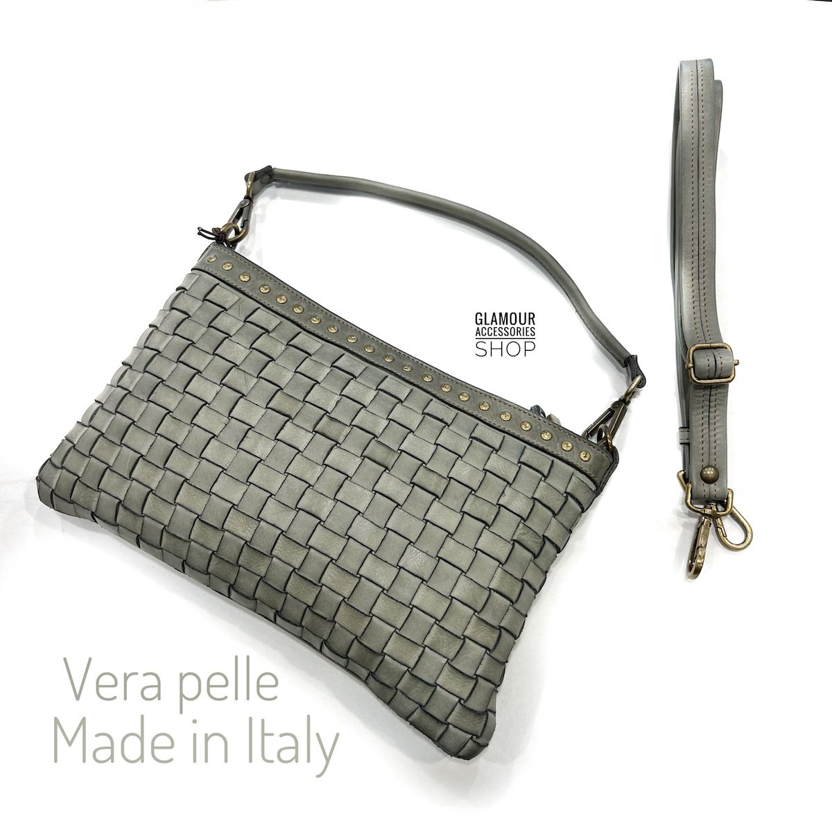 Borsa pochette donna Joan in vera pelle con intreccio largo, borchiatura, manico corto e tracolla regolabile Made in Italy.