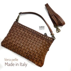 Borsa pochette donna Joan in vera pelle con intreccio largo, borchiatura, manico corto e tracolla regolabile Made in Italy.