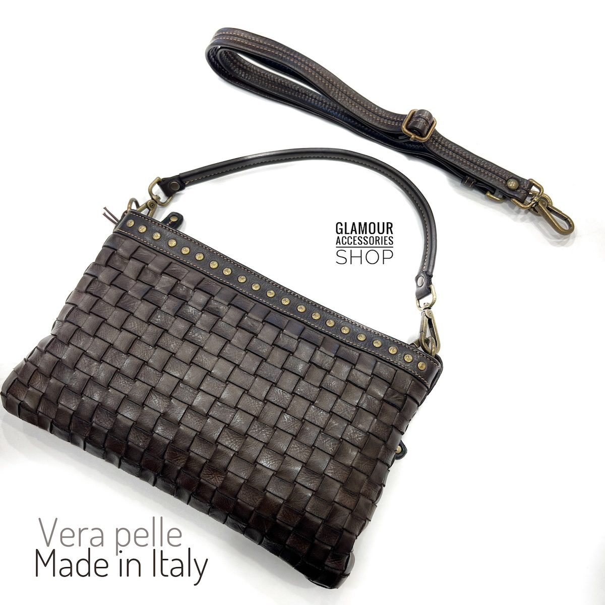 Borsa pochette donna Joan in vera pelle con intreccio largo, borchiatura, manico corto e tracolla regolabile Made in Italy.