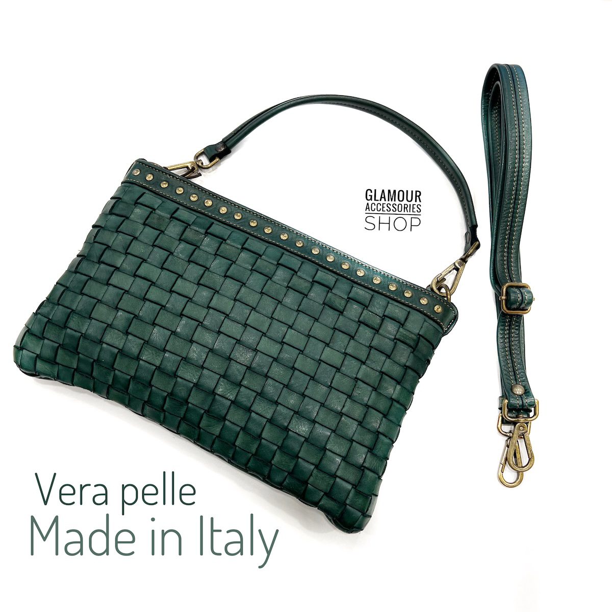 Borsa pochette donna Joan in vera pelle con intreccio largo, borchiatura, manico corto e tracolla regolabile Made in Italy.
